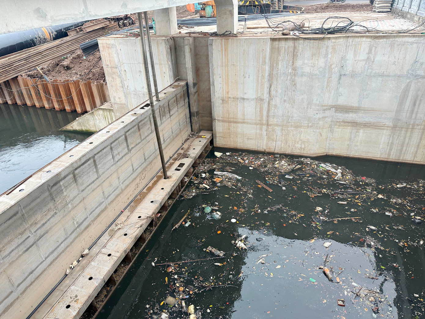 Đập dâng trên sông Tô Lịch hoạt động ra sao khi bổ sung nước từ Hồ Tây vào?- Ảnh 4. Đập dâng trên sông Tô Lịch hoạt động ra sao khi bổ sung nước từ Hồ Tây vào?- Ảnh 4.
