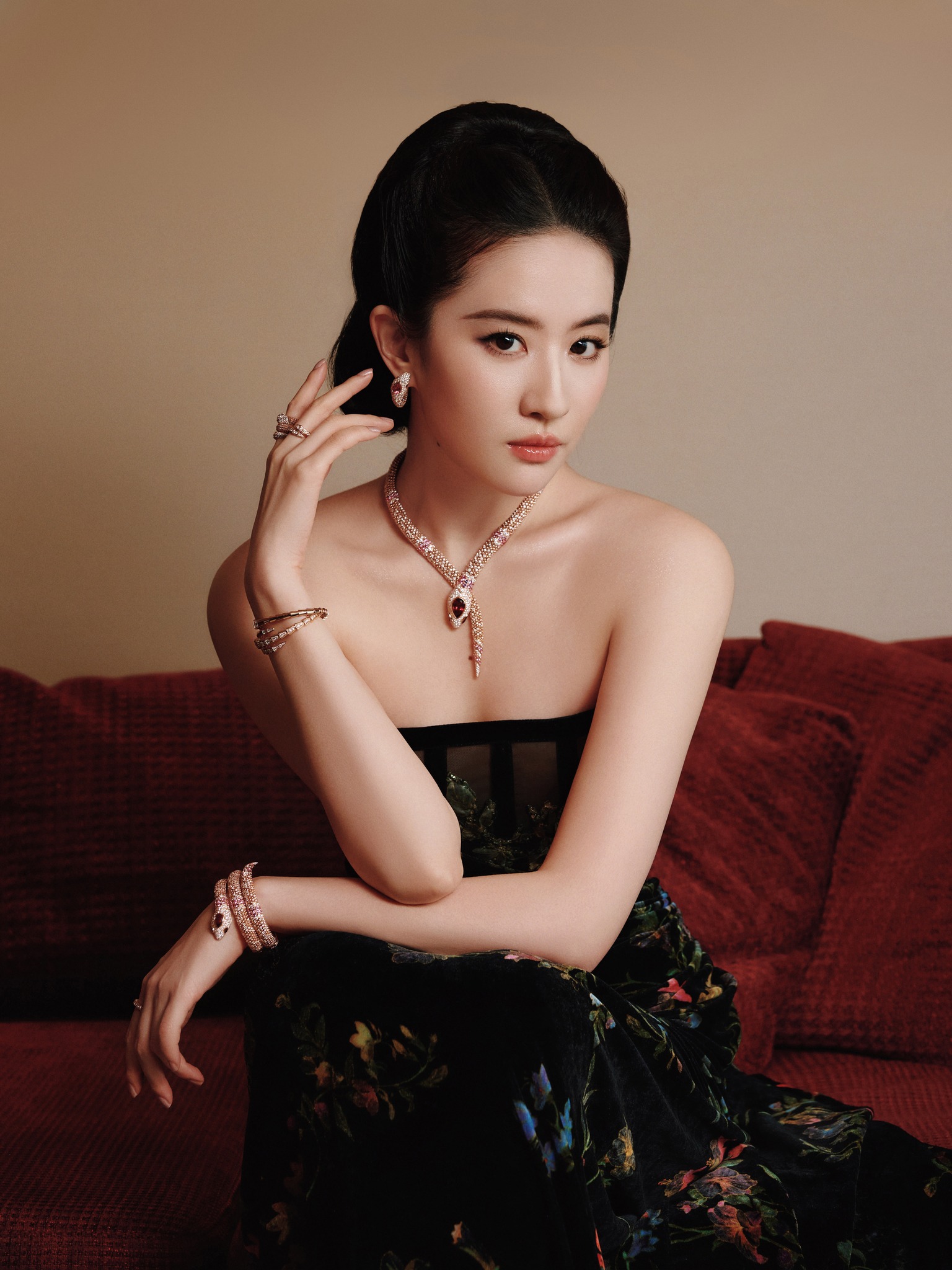 Lưu Diệc Phi đeo cả căn nhà trên cổ, nghi lộ thái độ Lưu Diệc Phi đeo cả căn nhà trên cổ, nghi lộ thái độ