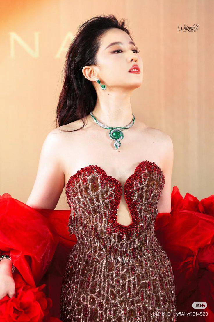 Lưu Diệc Phi đeo cả căn nhà trên cổ, nghi lộ thái độ Lưu Diệc Phi đeo cả căn nhà trên cổ, nghi lộ thái độ