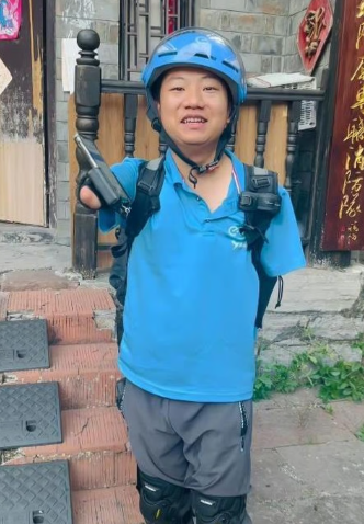 Người đàn ông 30 tuổi mất cả hai tay vẫn giao đồ ăn, viết thư pháp bằng chân nuôi sống gia đình- Ảnh 2. Người đàn ông 30 tuổi mất cả hai tay vẫn giao đồ ăn, viết thư pháp bằng chân nuôi sống gia đình- Ảnh 2.