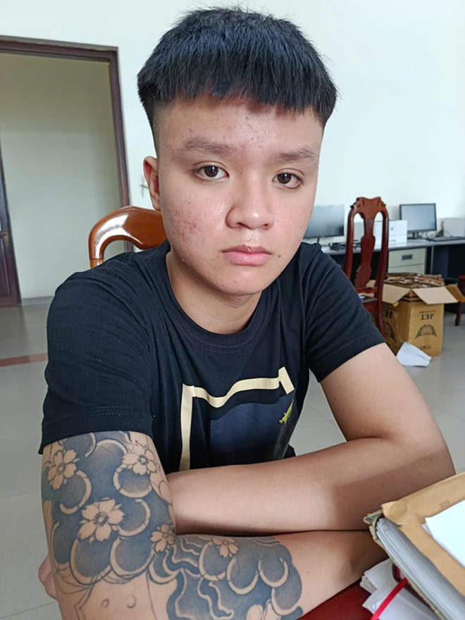 Huỳnh Nguyễn Duy và Phùng Văn Khỏe ra đầu thú- Ảnh 1. Huỳnh Nguyễn Duy và Phùng Văn Khỏe ra đầu thú- Ảnh 1.