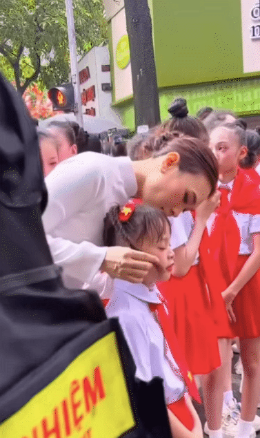 Gia đình bé gái song ca cùng Mỹ Tâm tại Đại lễ 2/9 lên tiếng đính chính 1 điều- Ảnh 2.