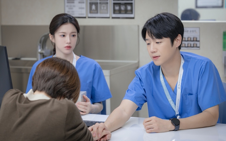 Tại sao Bác sĩ nội trú được gọi là ‘lớp váng’ tinh tuý nhất của ngành y? Đọc sách tính bằng cân, ôn thi như “luyện đơn trong lò bát quái”- Ảnh 2.