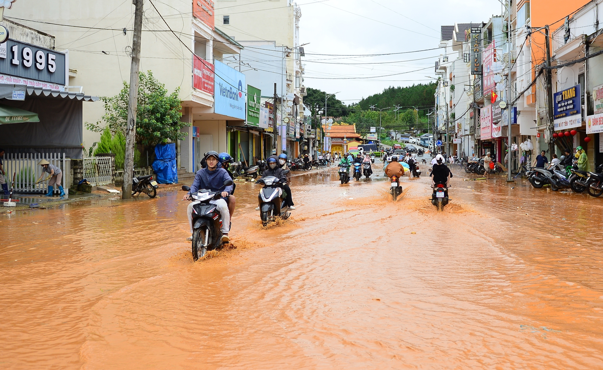 Con đường Đà Lạt bị ngập nặng "nhuộm đỏ" chỉ sau 1 cơn mưa- Ảnh 2. Con đường Đà Lạt bị ngập nặng "nhuộm đỏ" chỉ sau 1 cơn mưa- Ảnh 2.
