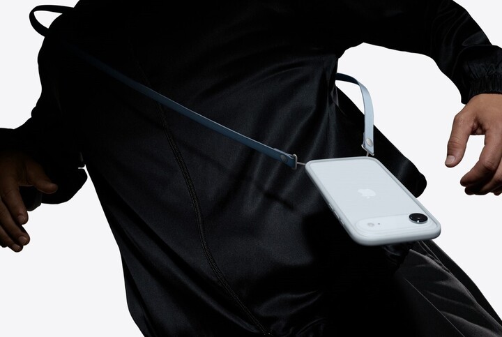 Dây đeo chéo iPhone giá hơn 1,6 triệu đồng: Có thể bị cắt trong chớp mắt?- Ảnh 1. Dây đeo chéo iPhone giá hơn 1,6 triệu đồng: Có thể bị cắt trong chớp mắt?- Ảnh 1.