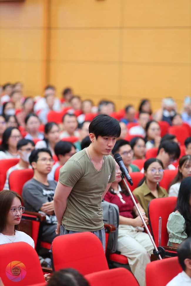 "Tinh hoa hội tụ" phiên bản đời thực: Chỉ 5 giây lên sóng, tân bác sĩ nội trú đẹp trai khiến chị em "sốt xình xịch"!- Ảnh 4. "Tinh hoa hội tụ" phiên bản đời thực: Chỉ 5 giây lên sóng, tân bác sĩ nội trú đẹp trai khiến chị em "sốt xình xịch"!- Ảnh 4.