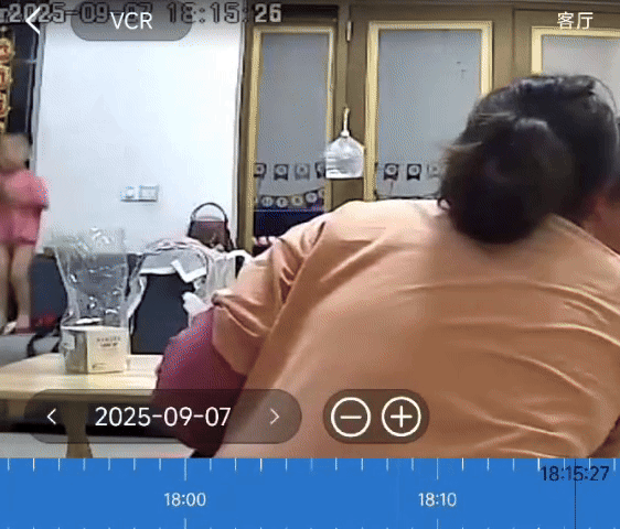 Bé trai 3 tuổi đang cầm điện thoại chơi thì thiết bị phát nổ, cả gia đình hoảng hốt chạy tới ứng cứu- Ảnh 1.