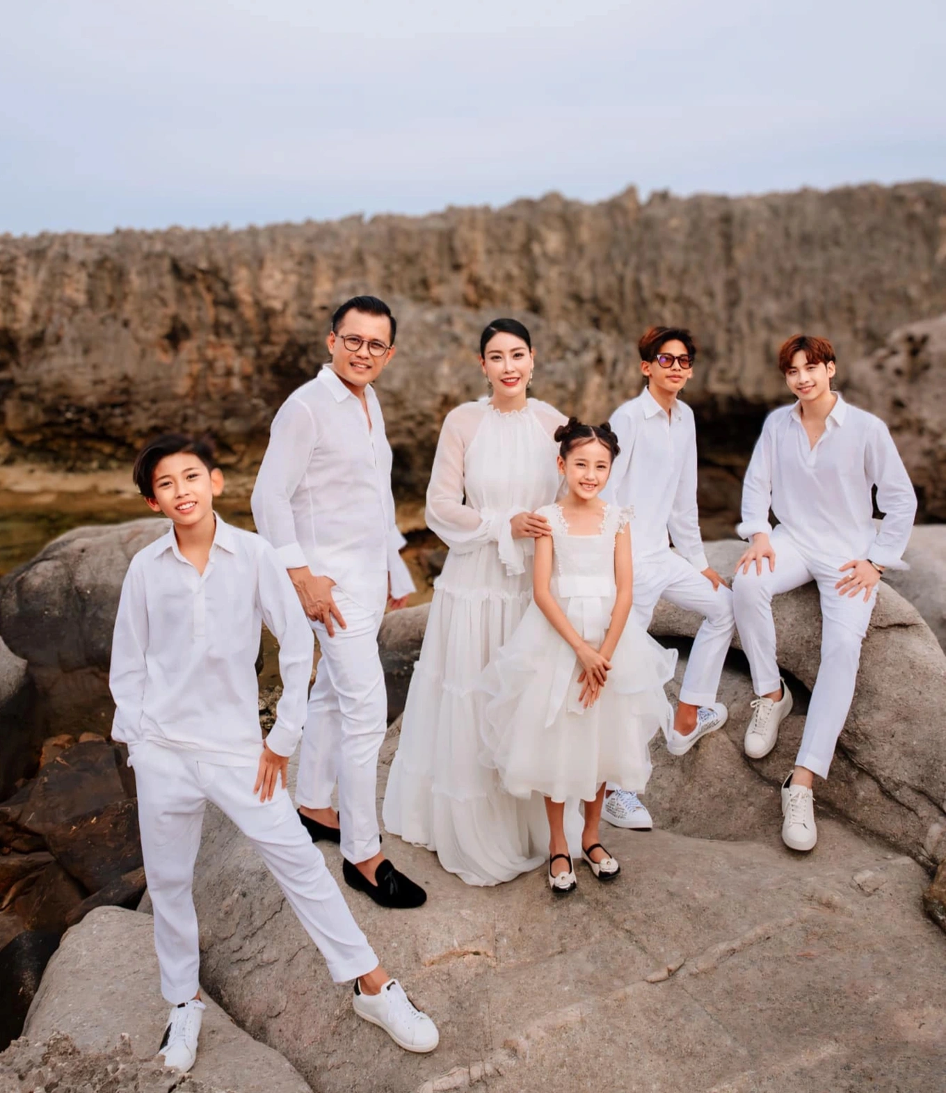 Một hoa hậu ở tuổi 49: Sống trong “siêu biệt thự” 400 tỷ đồng tại quận 2, được chồng yêu chiều hết mực- Ảnh 2.