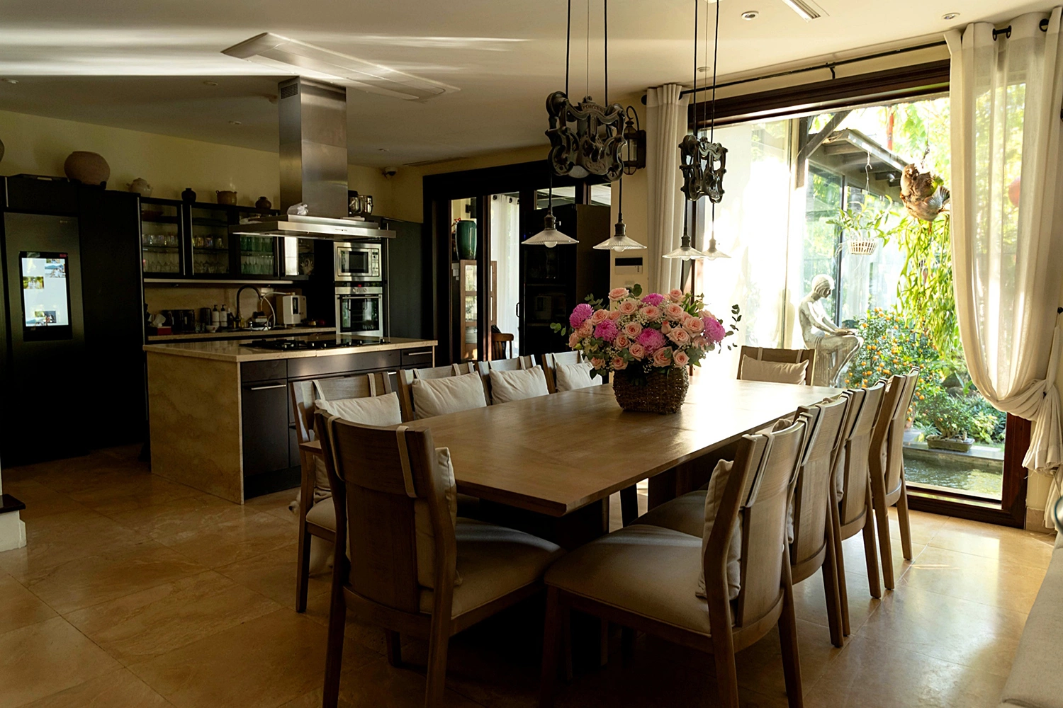 Một hoa hậu ở tuổi 49: Sống trong “siêu biệt thự” 400 tỷ đồng tại quận 2, được chồng yêu chiều hết mực- Ảnh 5.