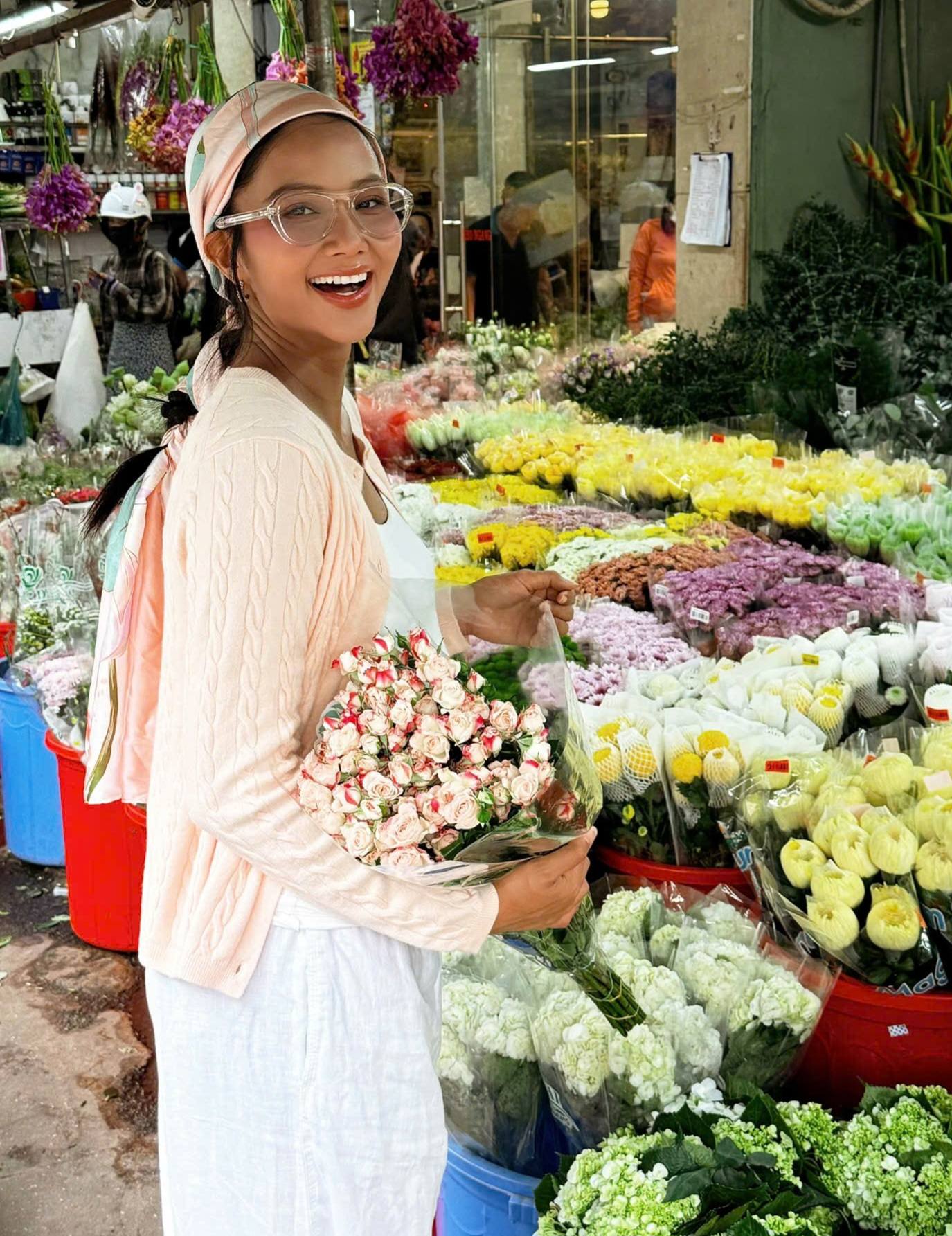 Loại nước dân dã Hoa hậu H'Hen Niê chăm dùng để tóc dày dài, đen bóng suốt thai kỳ: Là Loại nước dân dã Hoa hậu H'Hen Niê chăm dùng để tóc dày dài, đen bóng suốt thai kỳ: Là