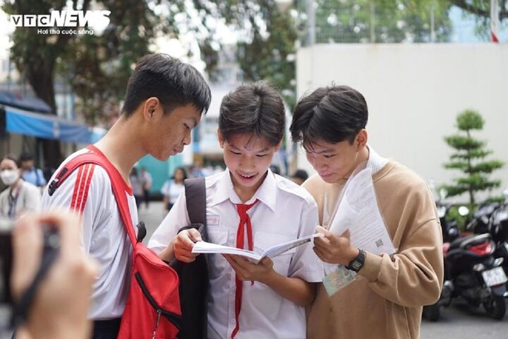 Phụ huynh phản ứng vì con phải đi học thứ Bảy, Sở GD&ĐT TP.HCM chỉ đạo gì?- Ảnh 1. Phụ huynh phản ứng vì con phải đi học thứ Bảy, Sở GD&ĐT TP.HCM chỉ đạo gì?- Ảnh 1.