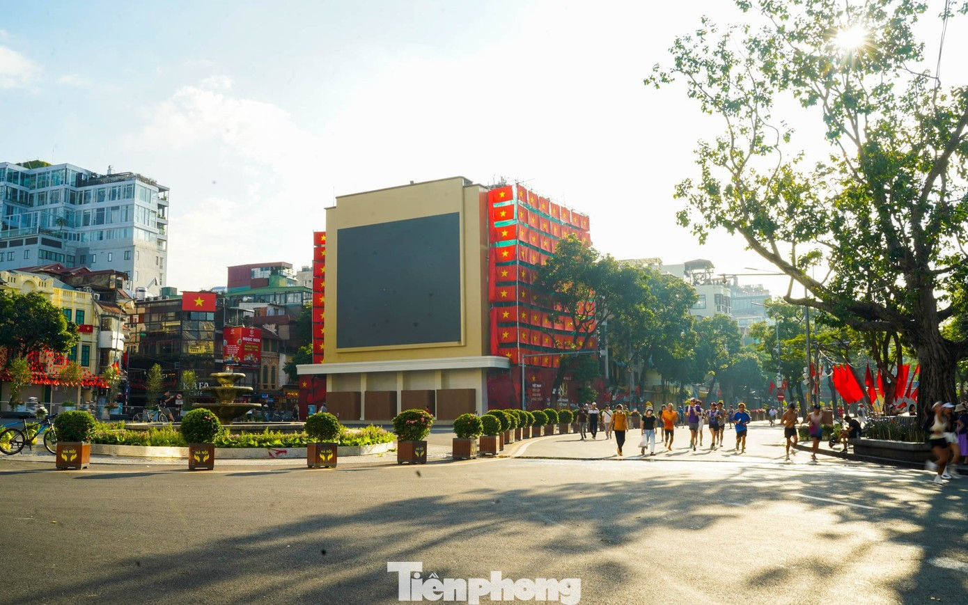 Quảng trường Đông Kinh Nghĩa Thục chưa hoàn thiện, tiếp tục được chỉnh trang trong phân kỳ hai- Ảnh 1. Quảng trường Đông Kinh Nghĩa Thục chưa hoàn thiện, tiếp tục được chỉnh trang trong phân kỳ hai- Ảnh 1.