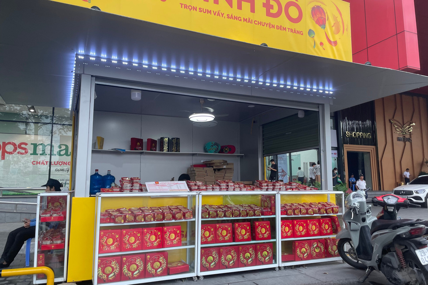 Bánh trung thu 'đổ bộ' khắp phố, tưởng không ế mà... ế không tưởng- Ảnh 2. Bánh trung thu 'đổ bộ' khắp phố, tưởng không ế mà... ế không tưởng- Ảnh 2.