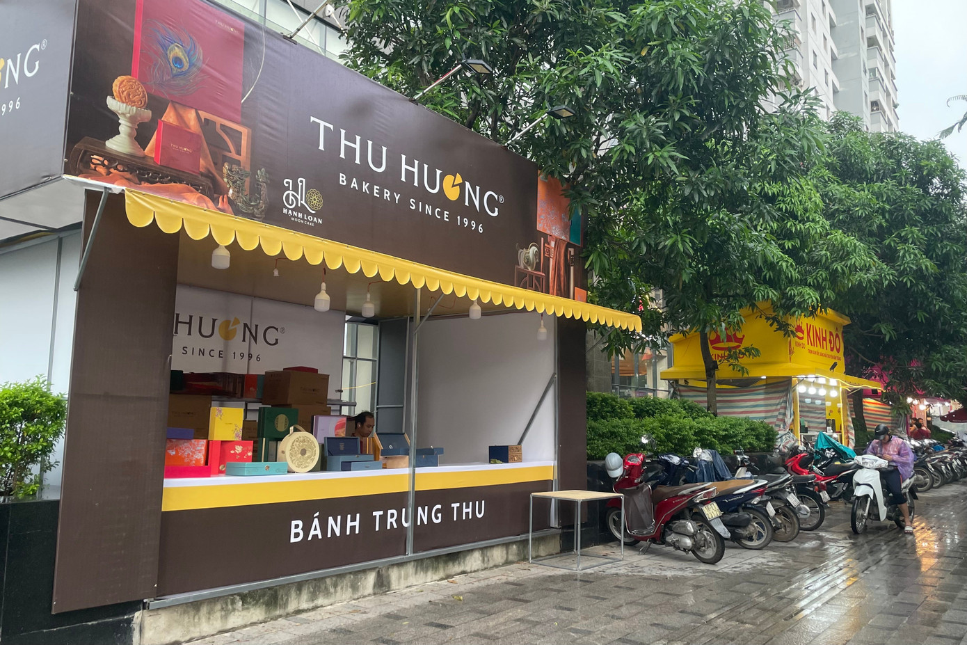 Bánh trung thu 'đổ bộ' khắp phố, tưởng không ế mà... ế không tưởng- Ảnh 5. Bánh trung thu 'đổ bộ' khắp phố, tưởng không ế mà... ế không tưởng- Ảnh 5.