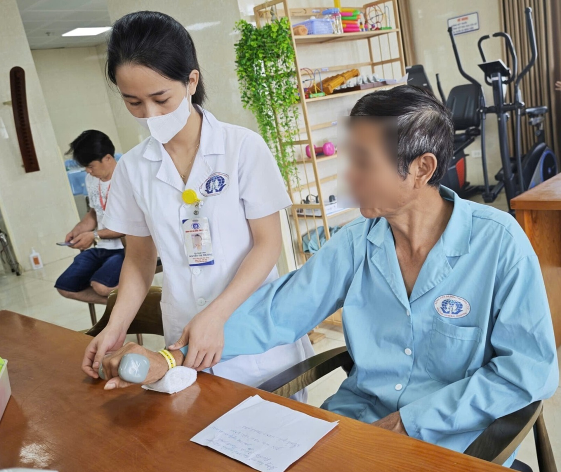 Người đàn ông mắc "hội chứng liệt đêm thứ 7"- Ảnh 2. Người đàn ông mắc "hội chứng liệt đêm thứ 7"- Ảnh 2.