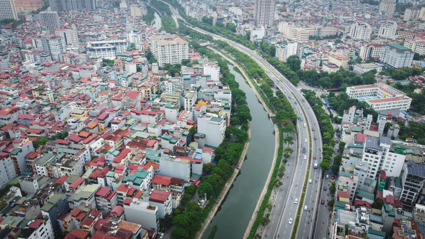 Người dân hồ hởi vợt cá sau khi sông Tô Lịch được bổ cập nước từ Hồ Tây- Ảnh 15.