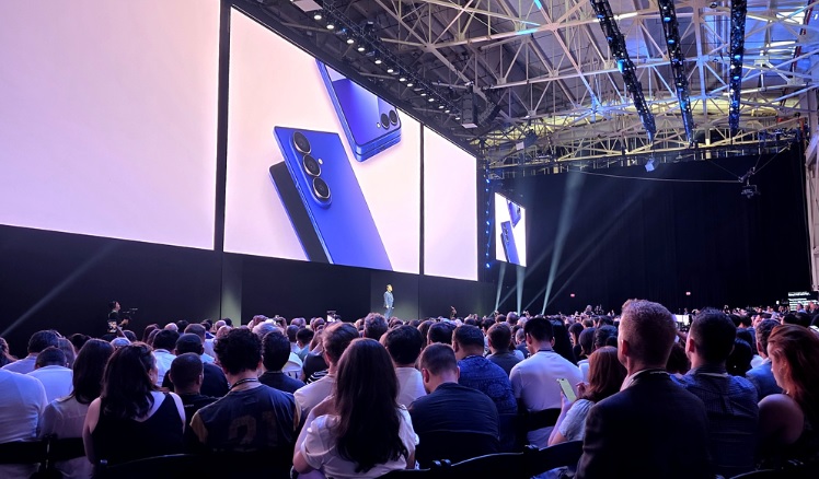 Cùng ra mắt smartphone siêu mỏng nhẹ nhưng Samsung đã 'hạ đo ván' Apple ở một điểm- Ảnh 2.