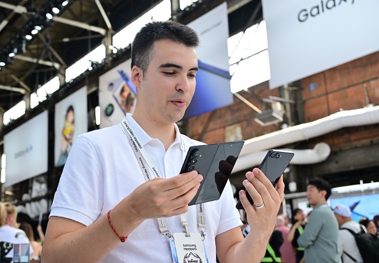 Cùng ra mắt smartphone siêu mỏng nhẹ nhưng Samsung đã 'hạ đo ván' Apple ở một điểm- Ảnh 3.