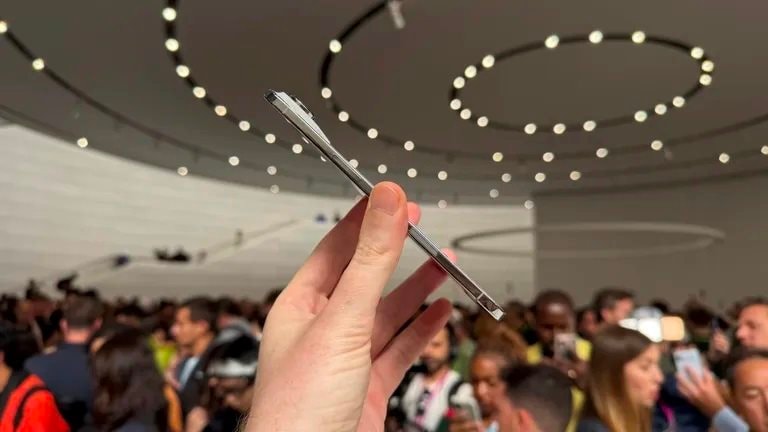iPhone Air thực sự đáng mua nhất năm nay, cầm trên tay ai cũng thốt lên: "Si mê, khó tin, tuyệt diệu"- Ảnh 3. iPhone Air thực sự đáng mua nhất năm nay, cầm trên tay ai cũng thốt lên: "Si mê, khó tin, tuyệt diệu"- Ảnh 3.