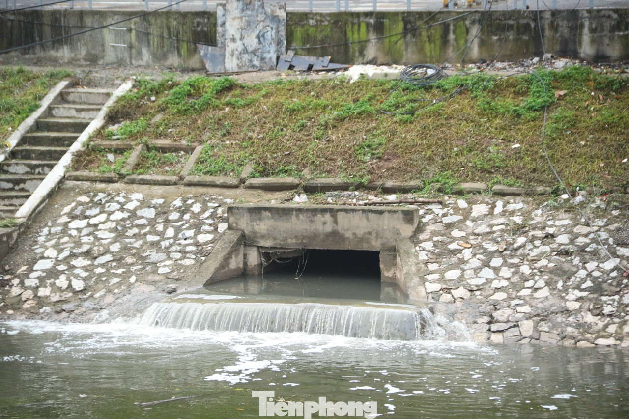 Người dân hồ hởi vợt cá sau khi sông Tô Lịch được bổ cập nước từ Hồ Tây- Ảnh 14.