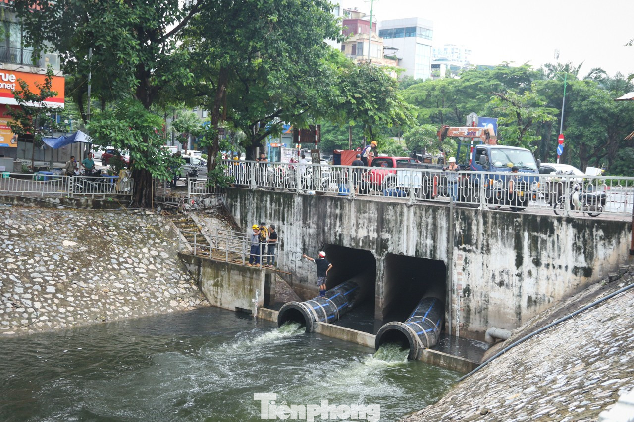 Người dân hồ hởi vợt cá sau khi sông Tô Lịch được bổ cập nước từ Hồ Tây- Ảnh 1.