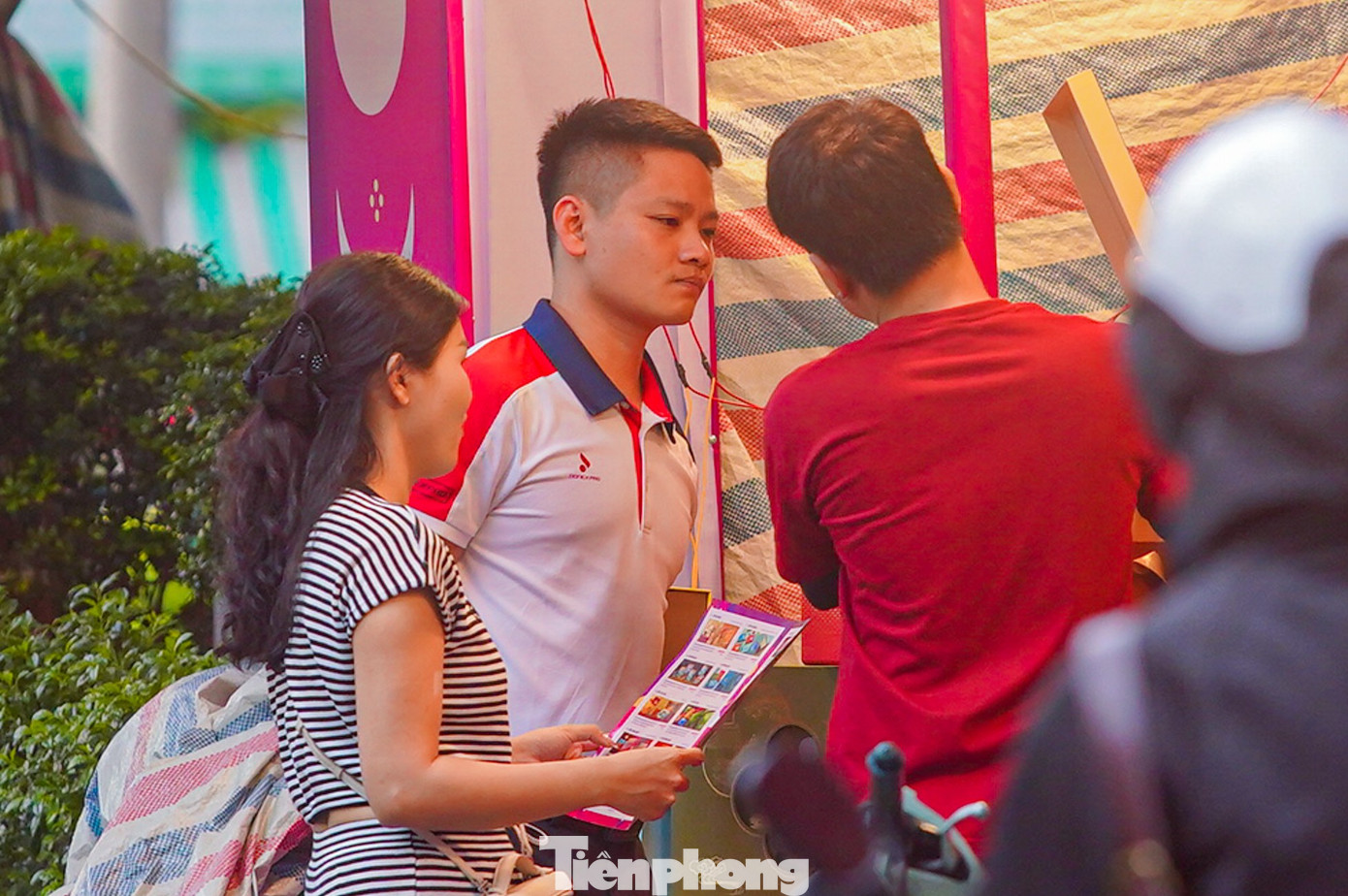 Bánh trung thu 'đổ bộ' khắp phố, tưởng không ế mà... ế không tưởng- Ảnh 12. Bánh trung thu 'đổ bộ' khắp phố, tưởng không ế mà... ế không tưởng- Ảnh 12.