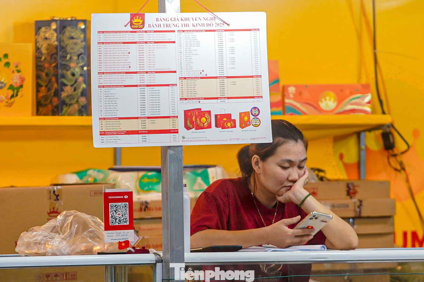 Bánh trung thu 'đổ bộ' khắp phố, tưởng không ế mà... ế không tưởng- Ảnh 10. Bánh trung thu 'đổ bộ' khắp phố, tưởng không ế mà... ế không tưởng- Ảnh 10.