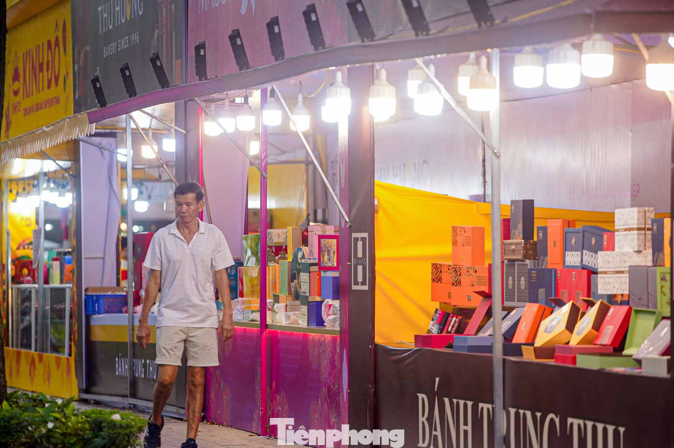 Bánh trung thu 'đổ bộ' khắp phố, tưởng không ế mà... ế không tưởng- Ảnh 3. Bánh trung thu 'đổ bộ' khắp phố, tưởng không ế mà... ế không tưởng- Ảnh 3.