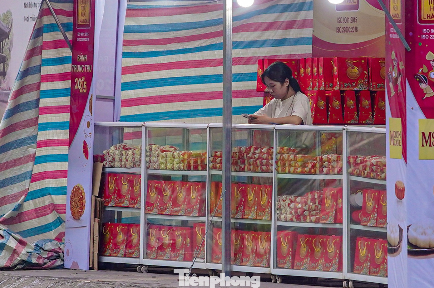Bánh trung thu 'đổ bộ' khắp phố, tưởng không ế mà... ế không tưởng- Ảnh 4. Bánh trung thu 'đổ bộ' khắp phố, tưởng không ế mà... ế không tưởng- Ảnh 4.