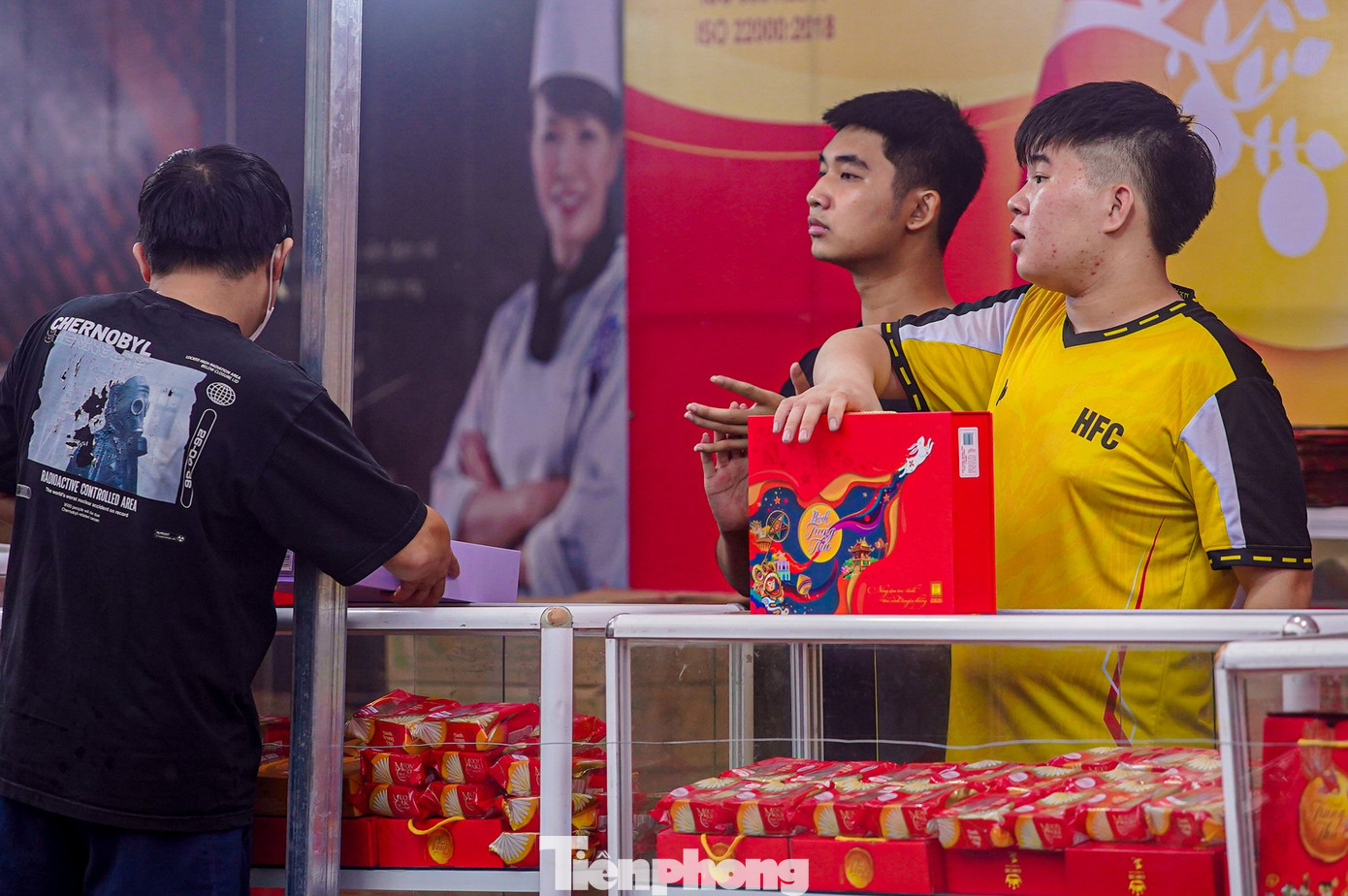 Bánh trung thu 'đổ bộ' khắp phố, tưởng không ế mà... ế không tưởng- Ảnh 15. Bánh trung thu 'đổ bộ' khắp phố, tưởng không ế mà... ế không tưởng- Ảnh 15.
