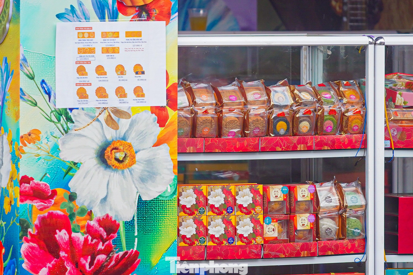 Bánh trung thu 'đổ bộ' khắp phố, tưởng không ế mà... ế không tưởng- Ảnh 14. Bánh trung thu 'đổ bộ' khắp phố, tưởng không ế mà... ế không tưởng- Ảnh 14.