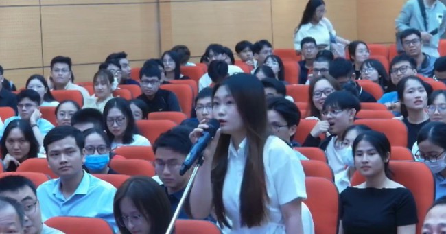 Tình cờ đến... bất ngờ chính là tên của 2 nữ Bác sĩ Nội trú này: Người hô tên trước là Thuý Kiều, người hô sau là Thuý Vân!- Ảnh 1.