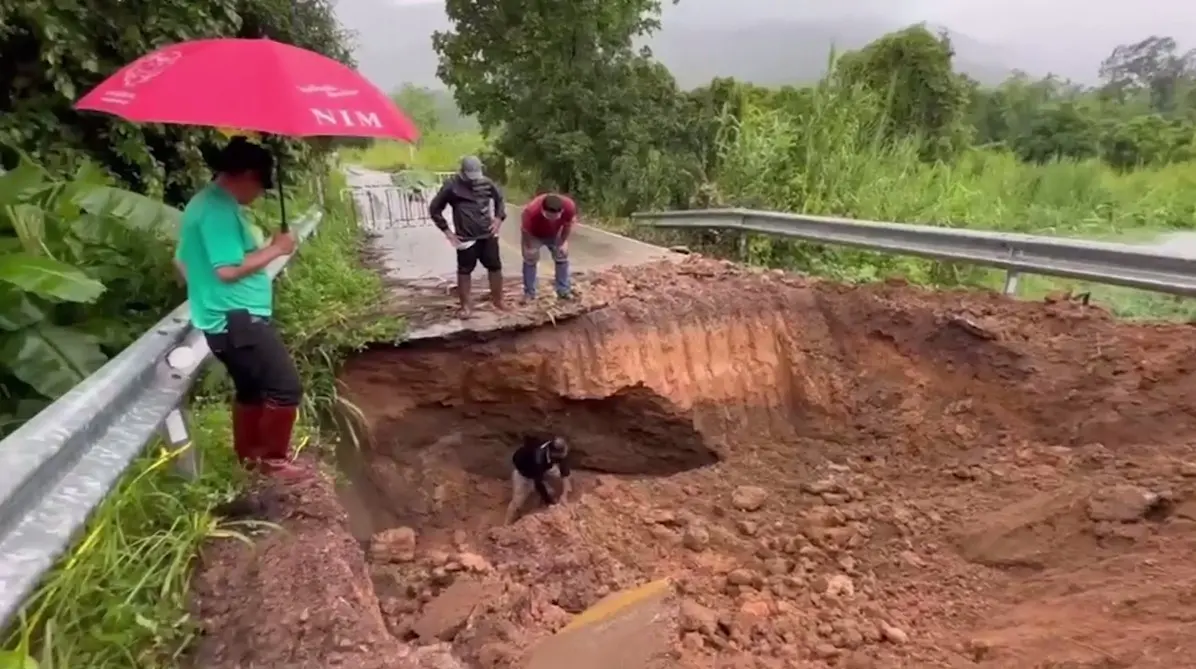 Khoảnh khắc kinh hoàng: Đường sập bất ngờ khiến người đàn ông bị chôn vùi dưới lòng đất ở Thái Lan- Ảnh 1.