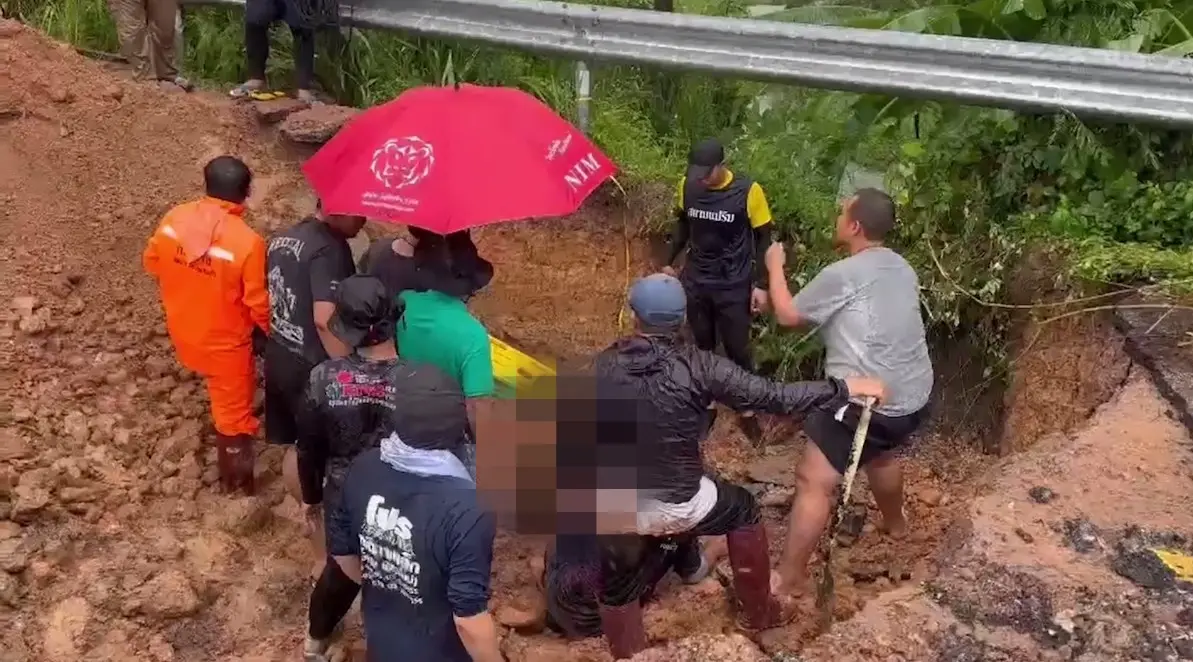 Khoảnh khắc kinh hoàng: Đường sập bất ngờ khiến người đàn ông bị chôn vùi dưới lòng đất ở Thái Lan- Ảnh 2.
