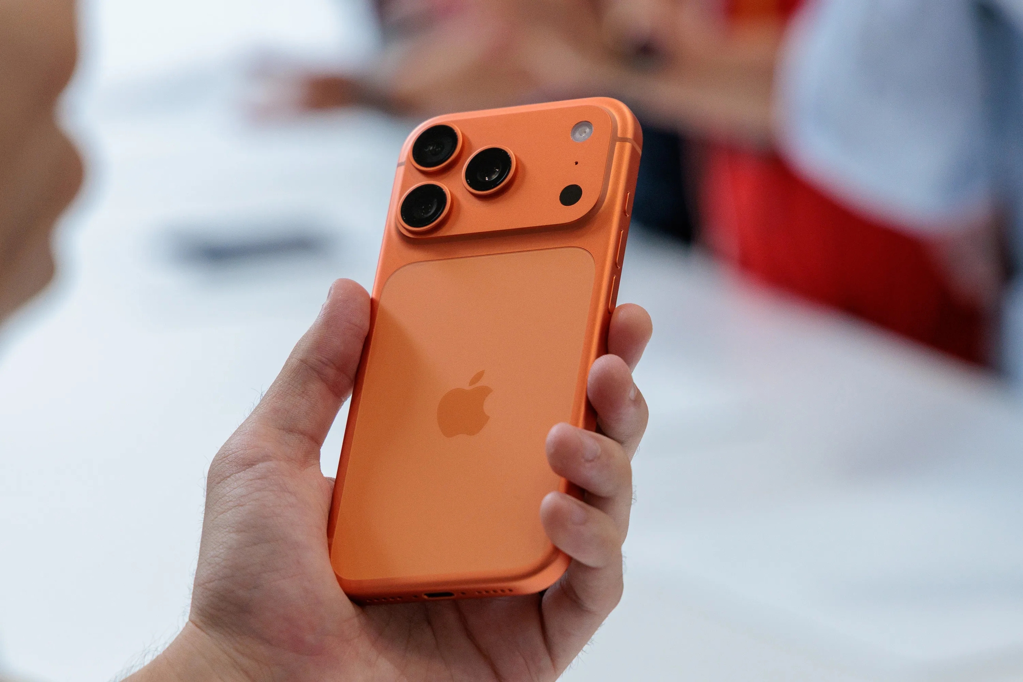 Trên tay iPhone Air siêu mỏng và iPhone 17 Pro Max màu Cam Vũ trụ, có xấu thật không?- Ảnh 8. Trên tay iPhone Air siêu mỏng và iPhone 17 Pro Max màu Cam Vũ trụ, có xấu thật không?- Ảnh 8.