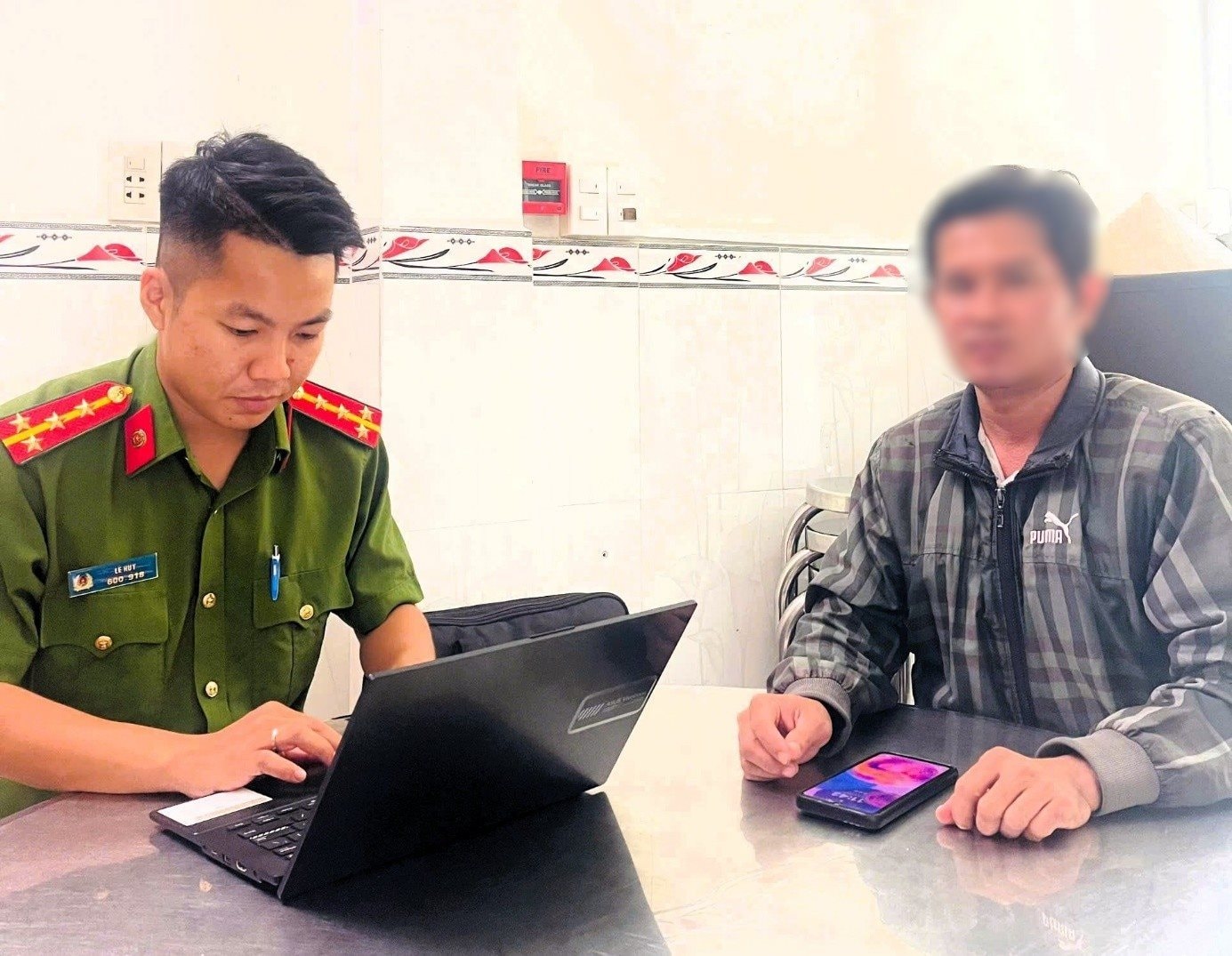 Người đàn ông đến rút 180 triệu đồng tiền tiết kiệm và yêu cầu chuyển khoản đầu tư: Công an yêu cầu nhân viên Vietcombank dừng giao dịch gấp- Ảnh 1.