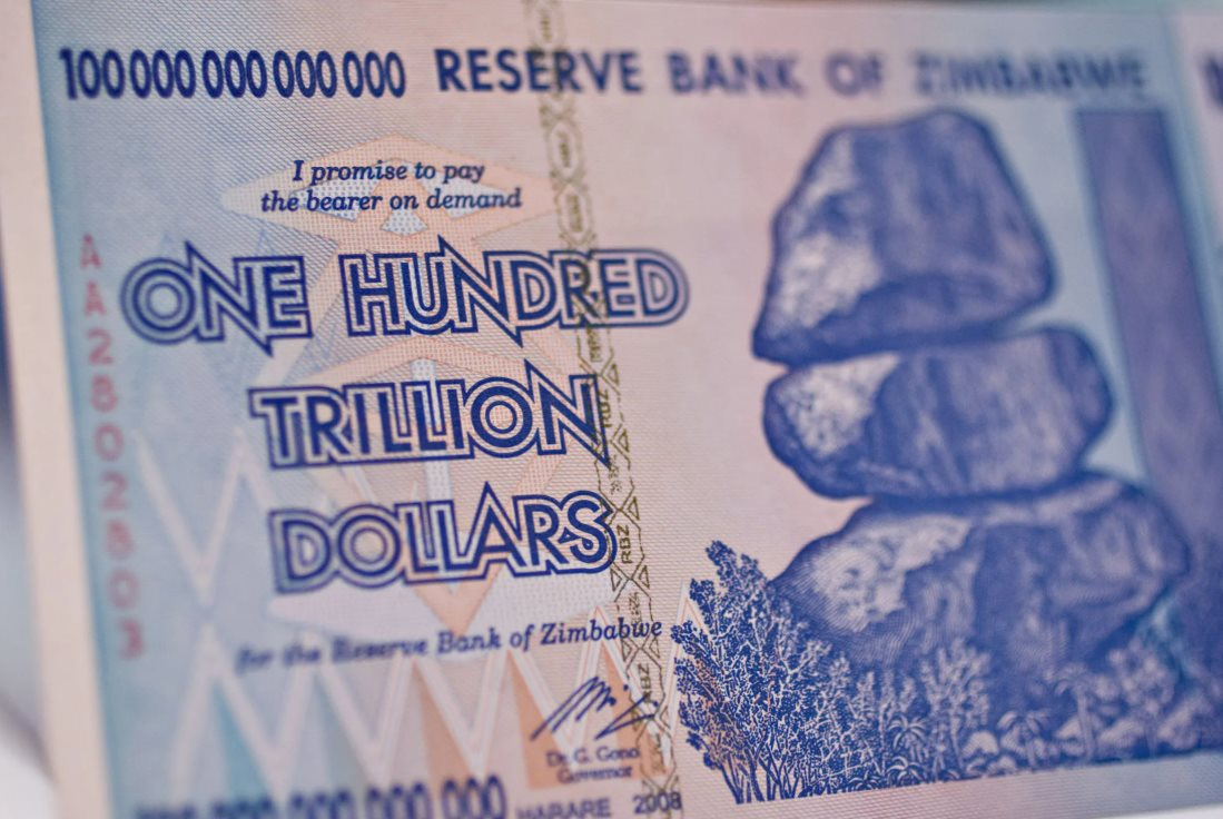 Đồng tiền mất giá, người dân Zimbabwe lâm vào cảnh ‘tiền nhiều để làm gì’- Ảnh 1.