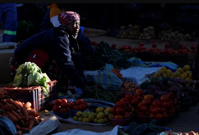 Đồng tiền mất giá, người dân Zimbabwe lâm vào cảnh ‘tiền nhiều để làm gì’- Ảnh 6.