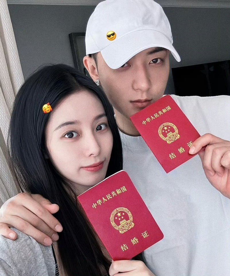 Lộ ảnh cưới bí mật của “anh sếp showbiz" và nàng thơ gen Z: Cô dâu khoe vai trần gợi cảm, hôn lễ thế kỷ sát lắm rồi!- Ảnh 3. Lộ ảnh cưới bí mật của “anh sếp showbiz" và nàng thơ gen Z: Cô dâu khoe vai trần gợi cảm, hôn lễ thế kỷ sát lắm rồi!- Ảnh 3.