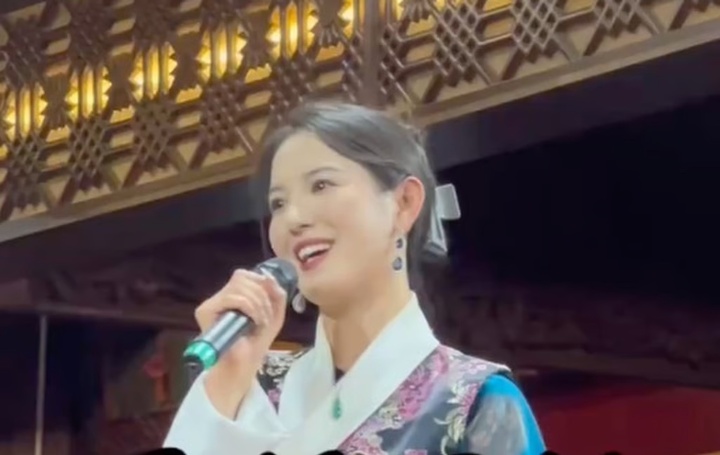 Thôn nữ quá giống Song Hye Kyo khiến trang viên thành điểm du lịch 'hot'- Ảnh 3.