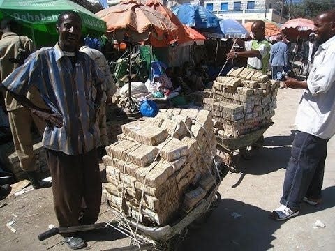 Đồng tiền mất giá, người dân Zimbabwe lâm vào cảnh ‘tiền nhiều để làm gì’- Ảnh 3.