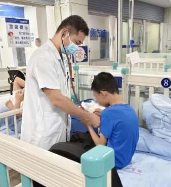 Cậu bé 11 tuổi nhập viện vì co giật sau khi hoàn thành bài tập hè trong một ngày - Chuyên gia cảnh báo có thể nguy hiểm tính mạng!- Ảnh 2.