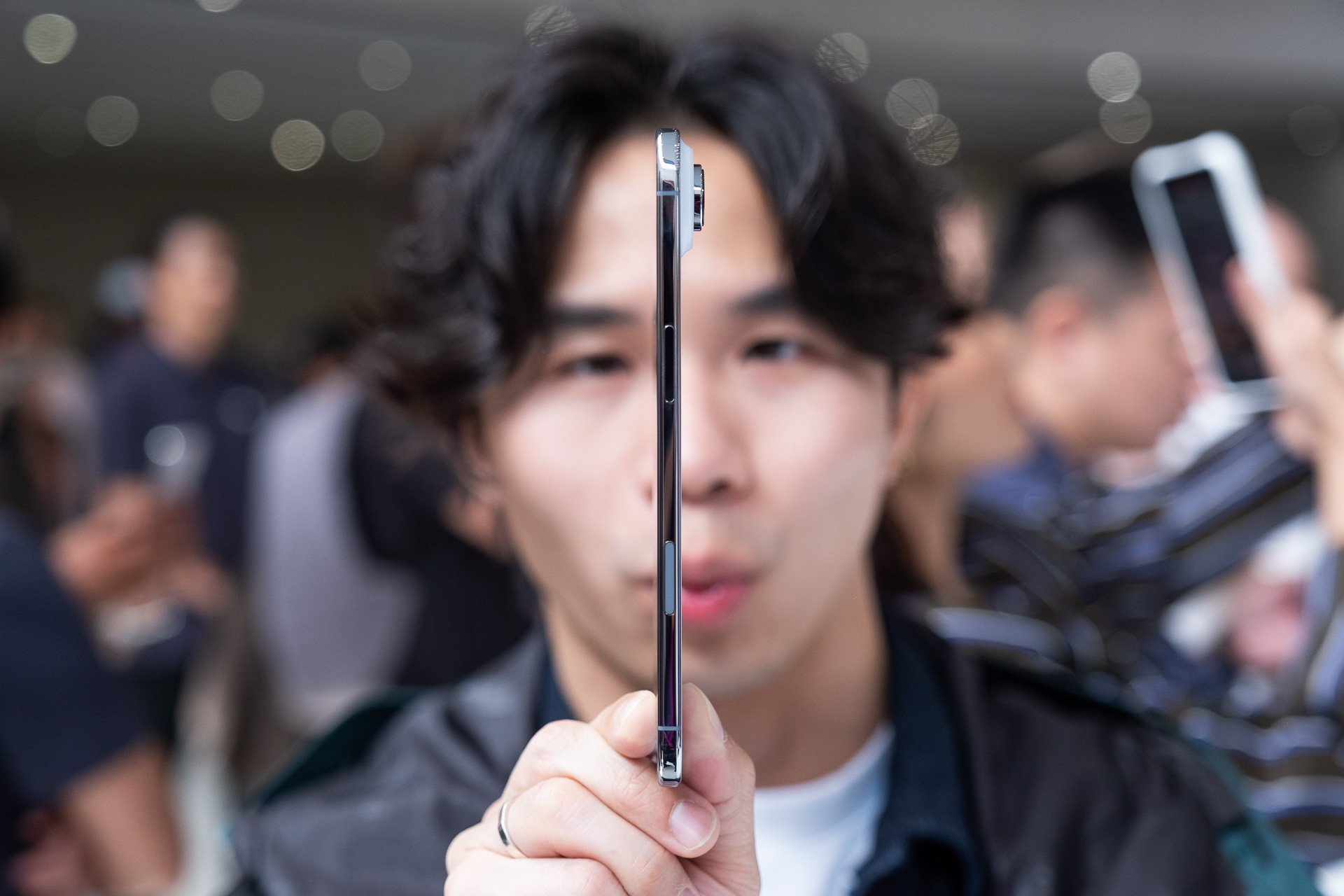 Trên tay iPhone Air siêu mỏng và iPhone 17 Pro Max màu Cam Vũ trụ, có xấu thật không?- Ảnh 2. Trên tay iPhone Air siêu mỏng và iPhone 17 Pro Max màu Cam Vũ trụ, có xấu thật không?- Ảnh 2.