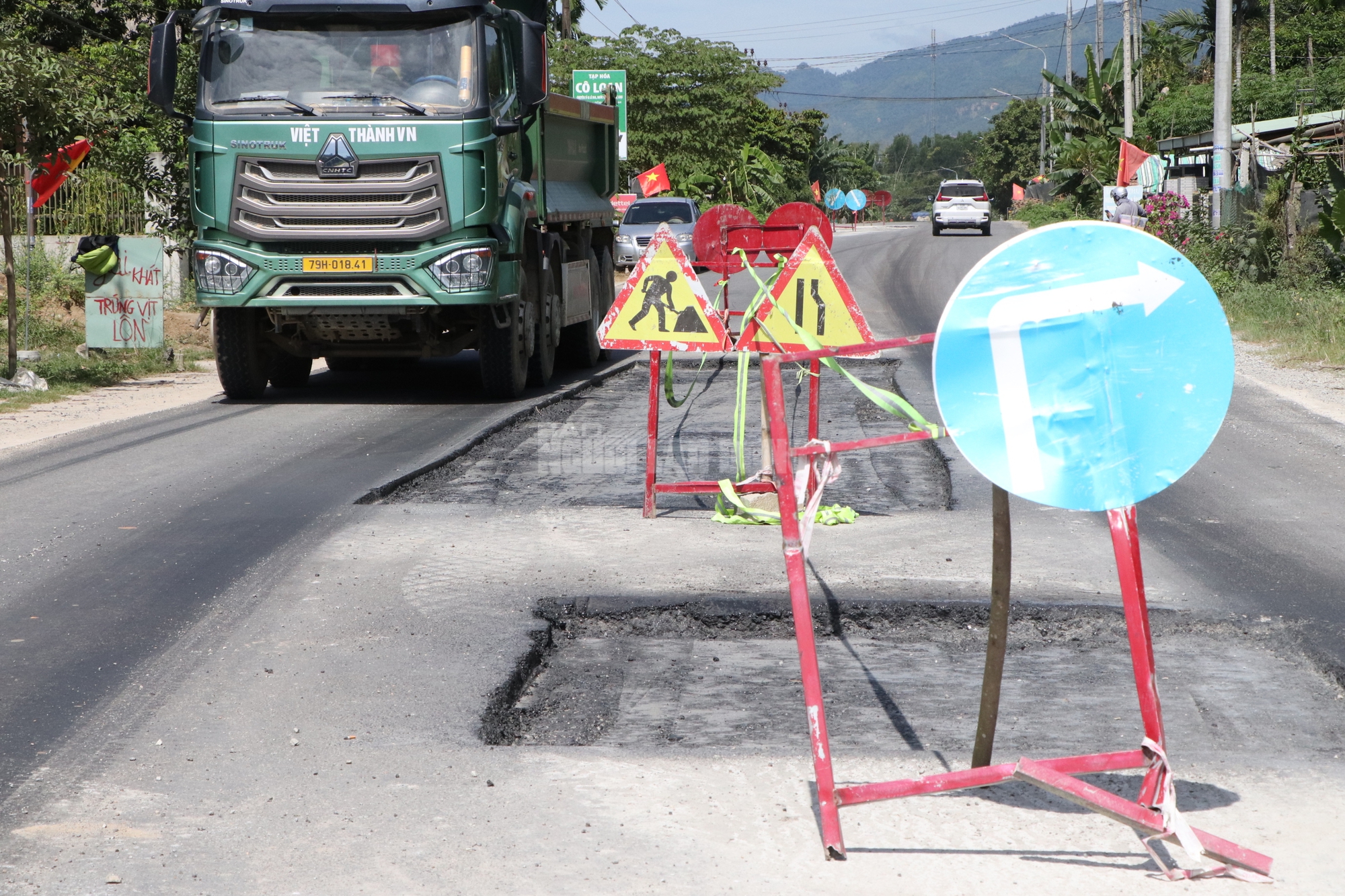 Đường 1.800 tỉ có Tập đoàn Thuận An thi công ở Đà Nẵng mới thảm nhựa đã hỏng- Ảnh 6. Đường 1.800 tỉ có Tập đoàn Thuận An thi công ở Đà Nẵng mới thảm nhựa đã hỏng- Ảnh 6.