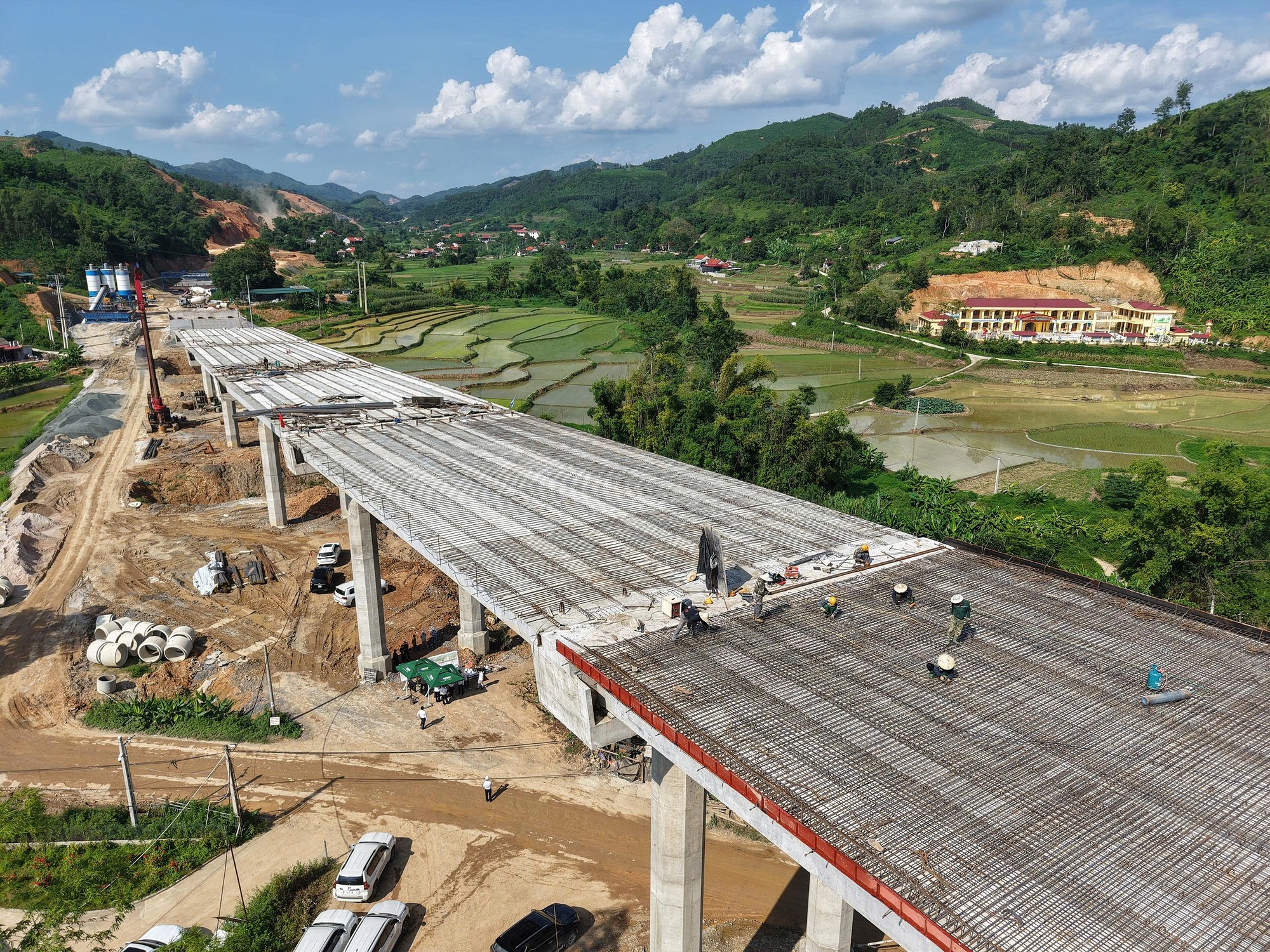 "Vua hầm" Đèo Cả kích hoạt chiến dịch 100 ngày đêm: Huy động gần 6.000 nhân công, 2.600 thiết bị cho 2 dự án cao tốc nghìn tỷ- Ảnh 3.