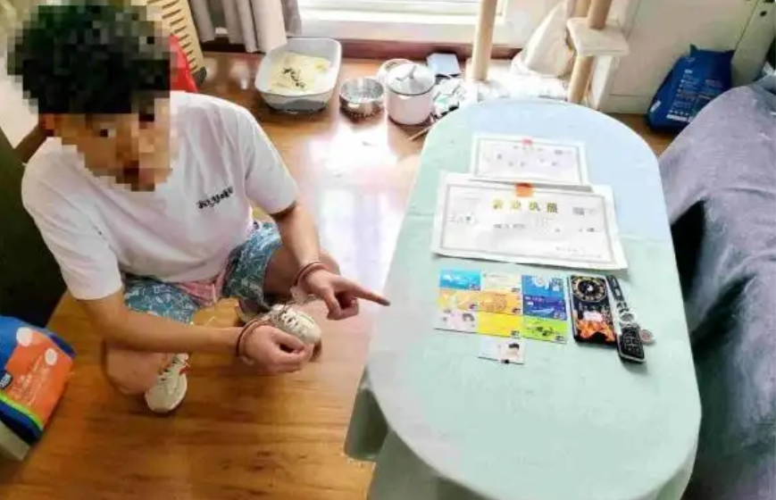 Rà soát toàn hệ thống, ngân hàng phát hiện 7 chủ tài khoản thất nghiệp nhưng rút hơn 111 tỷ đồng/người: Công an vào cuộc đánh sập đường dây rửa tiền hơn 1.864 tỷ đồng- Ảnh 2. Rà soát toàn hệ thống, ngân hàng phát hiện 7 chủ tài khoản thất nghiệp nhưng rút hơn 111 tỷ đồng/người: Công an vào cuộc đánh sập đường dây rửa tiền hơn 1.864 tỷ đồng- Ảnh 2.