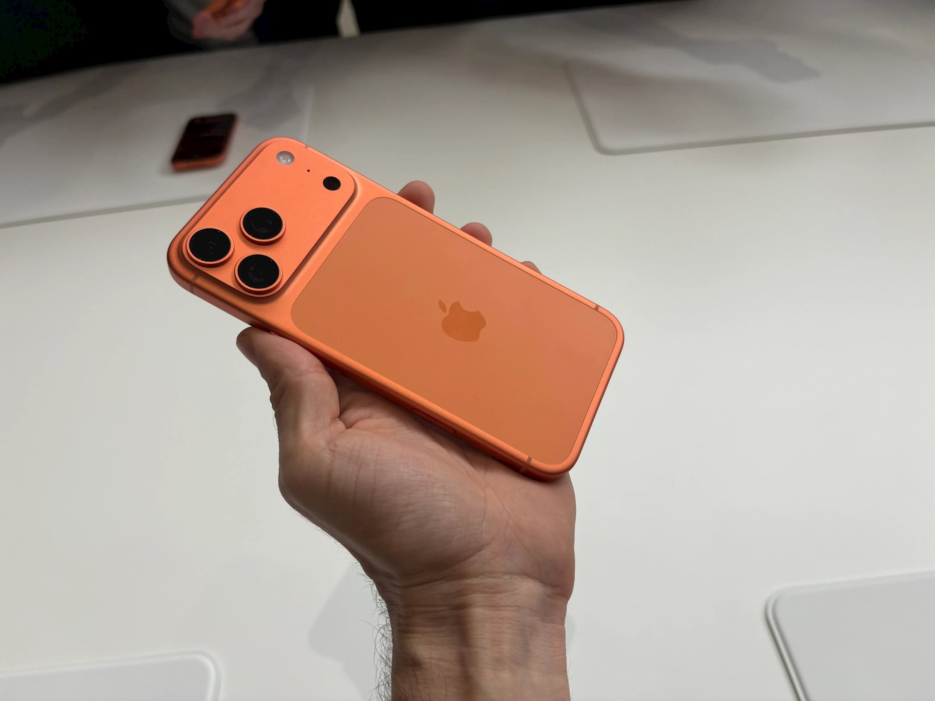 Đang là "kẻ ghét iPhone thậm tệ", tôi đổi ngay thái độ khi thấy iPhone 17 Pro Max: Thực sự phải mua ngay- Ảnh 1. Đang là "kẻ ghét iPhone thậm tệ", tôi đổi ngay thái độ khi thấy iPhone 17 Pro Max: Thực sự phải mua ngay- Ảnh 1.