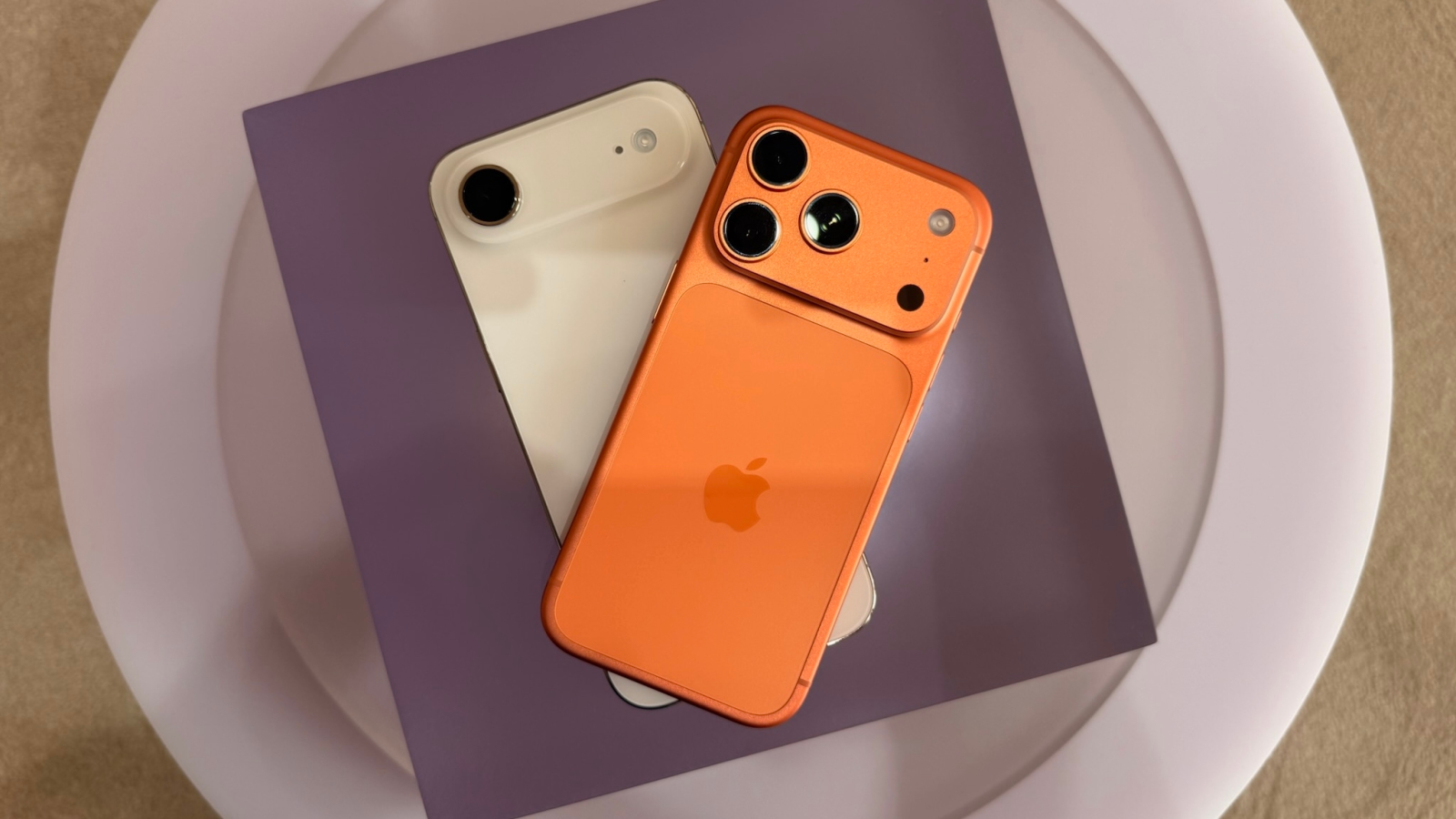 Trên tay iPhone Air siêu mỏng và iPhone 17 Pro Max màu Cam Vũ trụ, có xấu thật không?- Ảnh 9. Trên tay iPhone Air siêu mỏng và iPhone 17 Pro Max màu Cam Vũ trụ, có xấu thật không?- Ảnh 9.