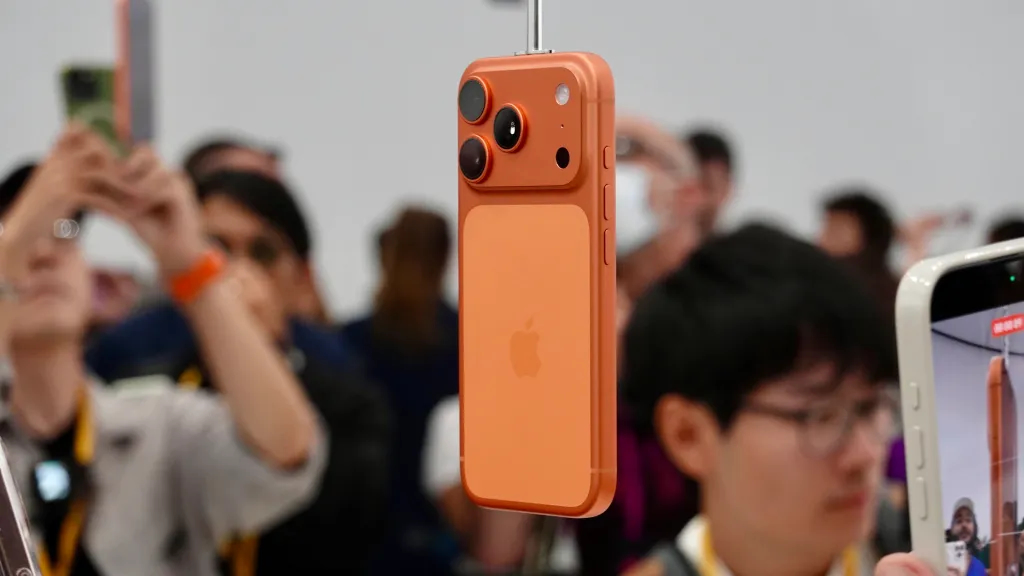 Trên tay iPhone Air siêu mỏng và iPhone 17 Pro Max màu Cam Vũ trụ, có xấu thật không?- Ảnh 7. Trên tay iPhone Air siêu mỏng và iPhone 17 Pro Max màu Cam Vũ trụ, có xấu thật không?- Ảnh 7.
