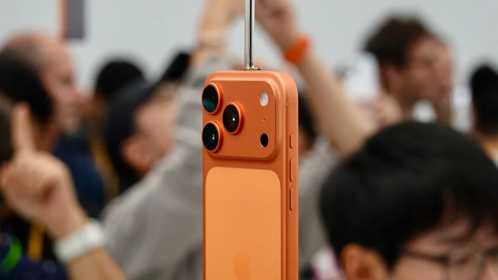 Trên tay iPhone Air siêu mỏng và iPhone 17 Pro Max màu Cam Vũ trụ, có xấu thật không?- Ảnh 6. Trên tay iPhone Air siêu mỏng và iPhone 17 Pro Max màu Cam Vũ trụ, có xấu thật không?- Ảnh 6.